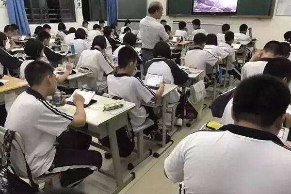 師生人手一臺(tái)平板電腦 ,這樣的課堂你上過(guò)嗎？